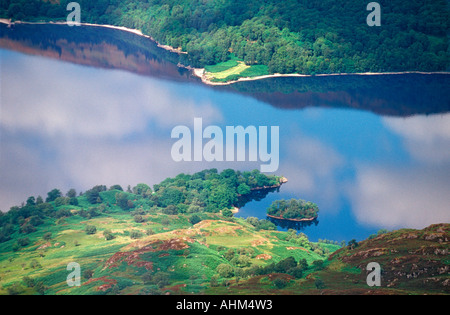 Reflexionen des Himmels im Loch Achray gesehen vom Gipfel des Ben Venue Stockfoto