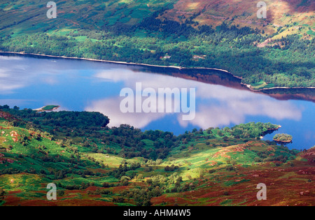 Reflexionen des Himmels im Loch Achray gesehen vom Gipfel des Ben Venue Stockfoto