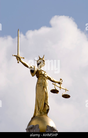 Justitia-Statue auf der zentralen Strafgerichtshof Old Bailey in der City of London-UK Stockfoto