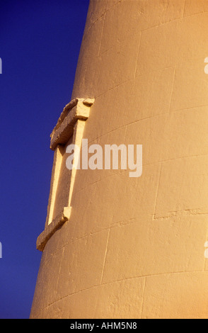 Das Licht der untergehenden Sonne leuchtet den Leuchtturm bei Flamborough Head an der Küste von North Yorks Stockfoto