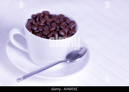 Kaffeetasse voll Kaffee Bohnen Stockfoto