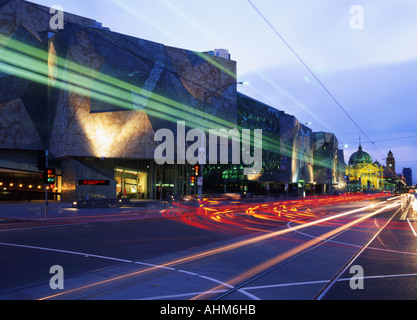 Federation Square und Flinders Street Station in der Rush Hour Traffic Melbourne Victoria Australien Stockfoto