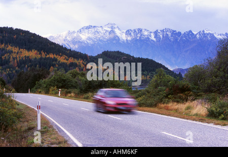 Die Straße von Queenstown nach Glenorchy mit The Remarkables in der Ferne Neuseeland Südinsel Stockfoto