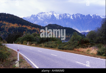 Die Straße von Queenstown nach Glenorchy mit The Remarkables in der Ferne Neuseeland Südinsel Stockfoto