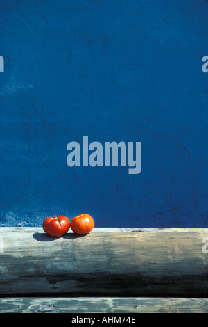 Tomaten Reifen auf Baumstamm Stockfoto