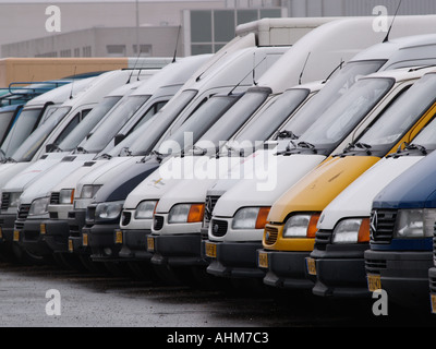 Eine Reihe von weißen und farbigen gebrauchte Mercedes Transporter zum Verkauf Stockfoto