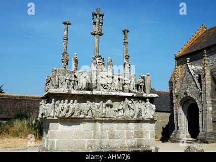 Dem 15. Jahrhundert Kalvarienberg, vermutlich das älteste in der Bretagne, eingestellt auf Blöcke vor der Kapelle Notre-Dame de Tronoën Stockfoto