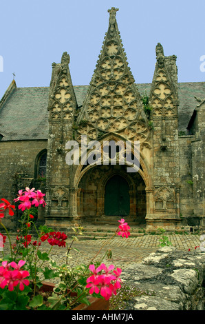 Der eleganten Fassade des 14. Jahrhundert von der Kathedrale Notre Dame de Roscudon in dem kleinen Finistère Stadt von Pont-Croix in der Bretagne Stockfoto