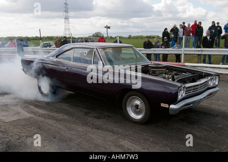 Stark modifiziert amerikanischen Muscle-Car tun einen Burnout vor einem Drag race Stockfoto