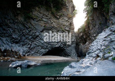 Basalt Säulen Gole d Alcantara Naturpark Basalt Schlucht gebildet durch die vulkanische Aktivität des Ätna Sizilien Italien Stockfoto