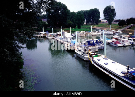 Motorboote Yachten und Schiffe vor Anker im Hafen auf einem Zweig der den Fluss Saone in Chalon Sur Saone Frankreich Europa Stockfoto