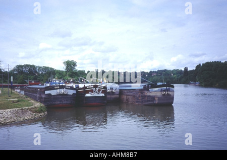 Lastkähne auf dem Fluss Seinne bei St Mammes steht an der Kreuzung der Seinne und dem Canal du Loing Frankreich Europa Stockfoto