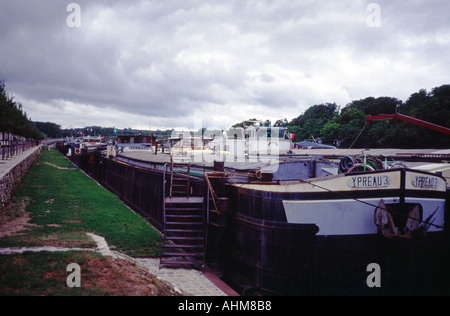 Lastkähne auf dem Fluss Seinne bei St Mammes steht an der Kreuzung der Seinne und Canal du Loing France Stockfoto