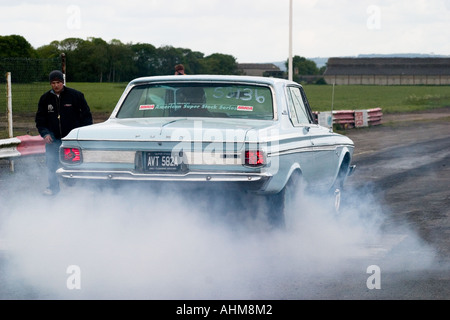 Amerikanische Muscle-Car tun Burnout vor Beginn des Drag-Rennen Stockfoto