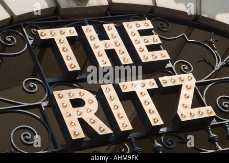 Das Ritz Hotel Schild am Piccadilly in London UK Stockfoto