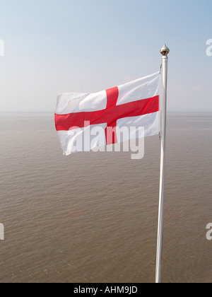 Das rote Kreuz von St. George, die englische Flagge am Clevedon Pier, North Somerset. Stockfoto