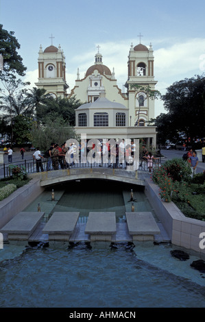 Menschen vor San Pedro Sula Kathedrale am Parque Central, San Pedro Sula, Honduras Stockfoto