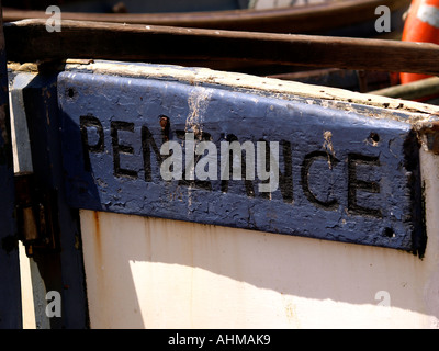 Penzance Namensschild auf einem Boot am Cornish Fischen Dorf von Penberth, Cornwall, UK. Stockfoto