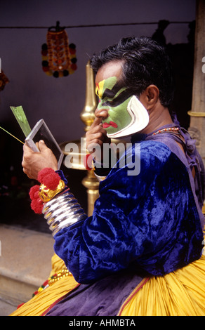 EINE KATHAKALI-KÜNSTLER SETZEN AUF MAKE-UP KERALA Stockfoto