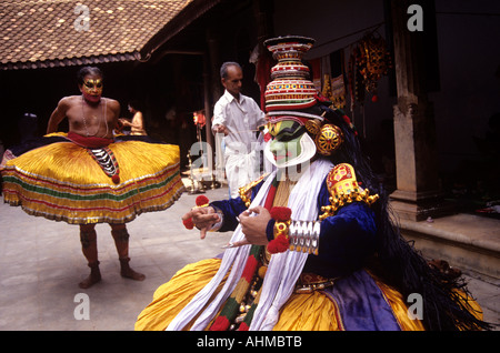 KATHAKALI KÜNSTLERN IN KUTHIRAMALIKA TRIVANDRUM KERALA Stockfoto