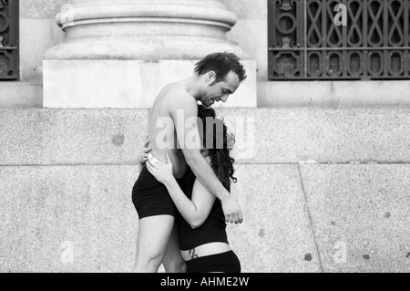 Akteure in einem zeitgenössischen Tanz & Theater Straßenfest.  Spanien-Platz, Zaragoza, Aragón, Spanien. Stockfoto