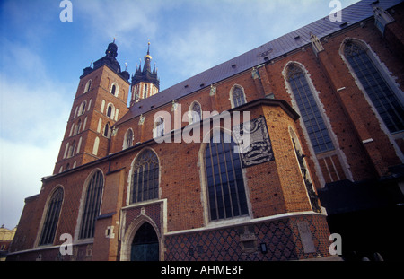 Gotische Basilika der Jungfrau Maria (Kosciol Mariacki) auf (Grand) Hauptmarkt (Rynek Glowny) in Krakow (Krakau), Polen Stockfoto