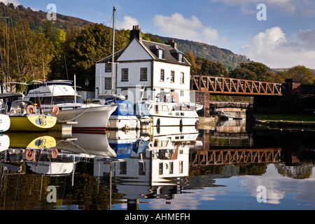 Die Forth und Clyde Canal bei Bowling auf dem River Clyde, Schottland. Stockfoto