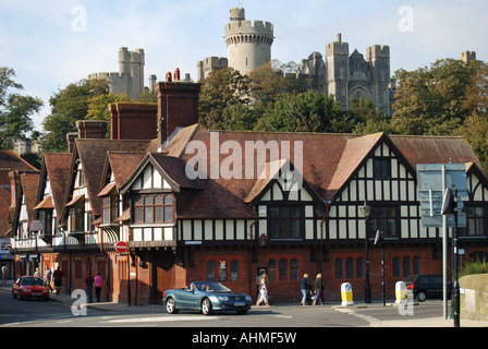 Arundel Castle von Arundel Bridge, Queen Street, Arundel, West Sussex, England, Vereinigtes Königreich Stockfoto