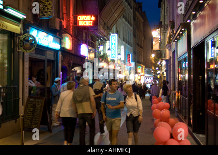 Touristen, die Rue De La Huchette Nacht Quartier Latin Paris Frankreich Stockfoto