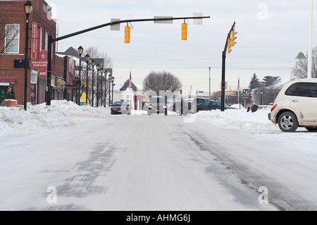 Autos auf dem Schnee bedeckt Straße in den mittleren Westen der Vereinigten Staaten Stockfoto