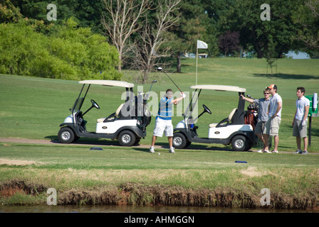 Vier Männer auf dem T-Stück Kasten der Hefner Golf Course in Oklahoma, USA. Stockfoto