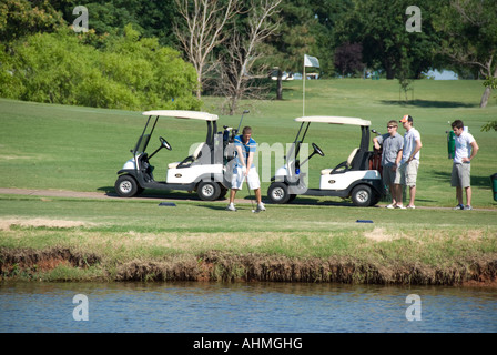 Vier Männer Abzweigen auf Hefner Golf Course in Oklahoma City, Oklahoma, USA. Stockfoto