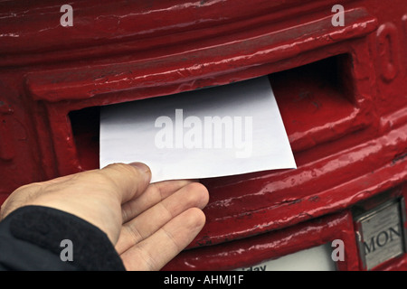 Buchen einen Brief in den Briefkasten Stockfoto