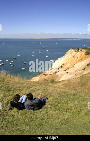 Paar Mann und Frau entspannt liegen in der Wiese Isle Of Wight UK Stockfoto