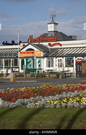 Original Harry Ramsdens Fish &amp; Chips-Laden und Restaurant, Guseley. Shop-Eingang im Hochformat aufgenommen. Stockfoto