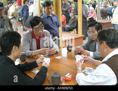 Chinesische Männer Spielkarten in einem park Stockfoto