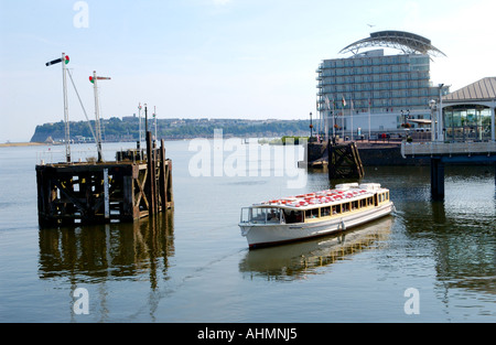 Wasserbus Anlegestelle mit St Davids Hotel im Hintergrund bei Cardiff Bay South Wales UK verlassen Stockfoto