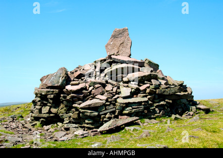 Ventilator Lila Cairn auf Berggipfel in den Brecon Beacons National Park Powys South Wales UK Stockfoto