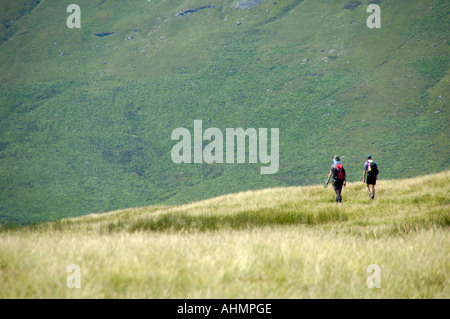 Zwei Wanderer auf offenen exponierten Moorlandschaften auf Fan-Lila in den Brecon Beacons National Park Powys South Wales UK Stockfoto