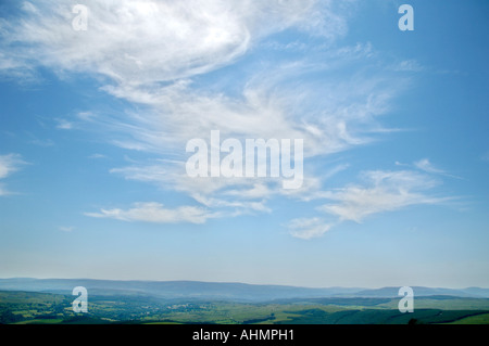 Großer blauer Himmel mit flauschige weiße Wolken über Landschaft in den Brecon Beacons National Park Powys South Wales UK Stockfoto