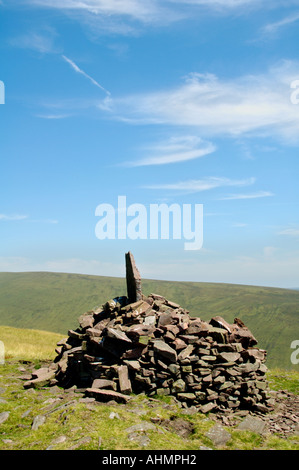 Ventilator Lila Cairn auf Berggipfel in den Brecon Beacons National Park Powys South Wales UK Stockfoto