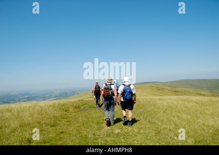 Geführte walking-Gruppe auf Fan-Lila in den Brecon Beacons National Park Powys South Wales UK Stockfoto