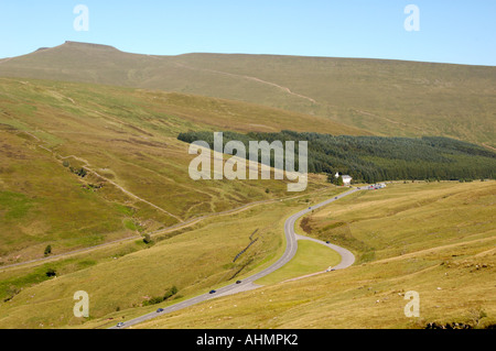 Blick über Etagen Arme, Pen Y Fan und A470 Straße in den Brecon Beacons National Park Powys South Wales UK Stockfoto