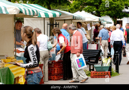 Im freien wöchentlichen Bauernmarkt in Haverfordwest Pembrokeshire West Wales UK Stockfoto