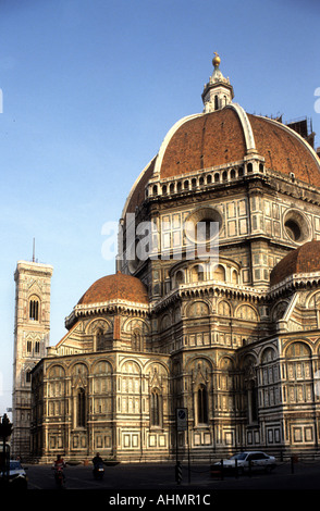 Fassade im neugotischen Stil aus dem 19. Jahrhundert der Kathedrale von Florenz (Santa Maria del Fiore), Piazza del Duomo, Florenz, Italien. Stockfoto