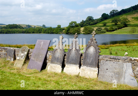 Alte Grabsteine in Talley Kirche neben Ruinen des 12. Jahrhunderts Talley Abtei Carmarthenshire Wales UK Wand gelehnt Stockfoto