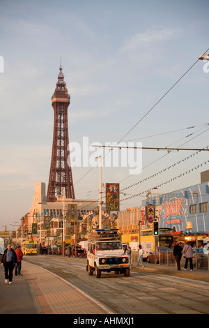 Beach Patrouillenfahrzeug Reisen entlang der Straßenbahn Bahnen entlang der Promenade in Blackpool mit Turm im Hintergrund, Lancashire, UK, Stockfoto