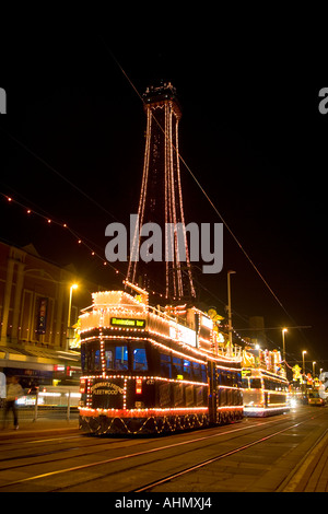Fischer Freund beleuchtete elektrische Straßenbahn mit der Blackpool Tower im Hintergrund, Lancashire, England, UK, GB, Stockfoto