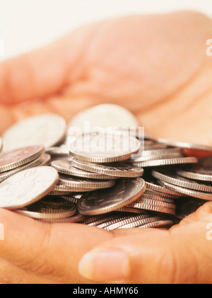 Hände halten Münzen Stockfoto