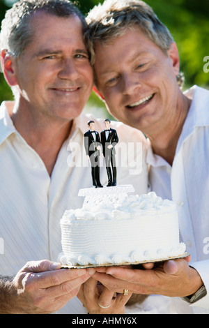 Gay paar Hochzeitstorte mit zwei Pfleger anzeigen Stockfoto